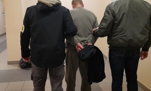 Zatrzymany oraz dwaj policjanci pionu kryminalnego