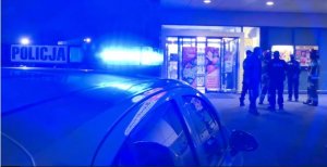 sygnały świetlne na dachu radiowozu