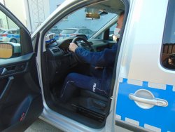 VW Caddy 2021 policjant za kierownicą