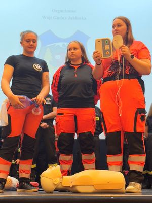 Studentki ratownictwa jedna z nich trzyma w rekach AED
