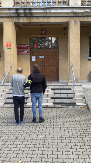 zatrzymany mężczyzna przed budynkiem prokuratury