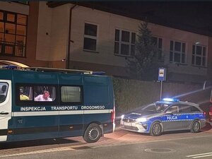 radiowozy Policji i ITD oraz autokar podczas kontroli