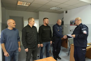 komendant Krauz gratuluje zwycięzcom