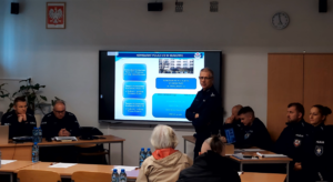 Komendant Komisariatu Policji VII podczas spotkania z mieszkańcami