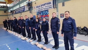 Policjanci biorący udziałw  Biciu rekordu w resuscytacji