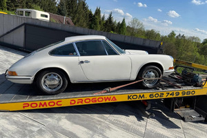 samochód na lawecie