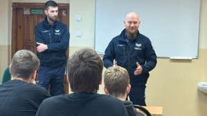 policjant na spotkaniu