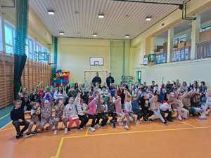 zdjęcie grupowe uczniów trzymających odblaski z dzielnicowymi