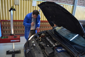 diagnosta ustawiający światła mijania