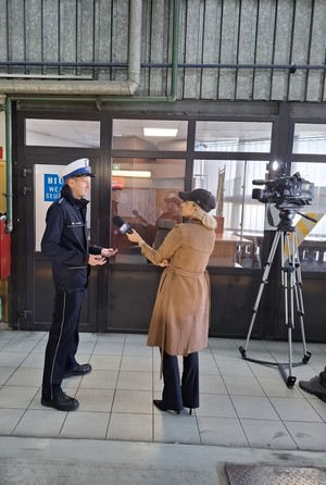 Policjant wypowiadający się do kamery