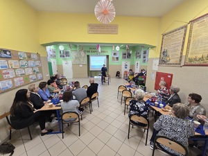 Przemawiająca do seniorów Pani Komendnat