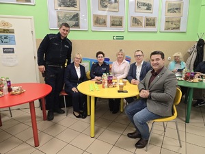 Wspólne pamiatkowe zdjęcie burmistrza z przedstawicielami policjiu i banku