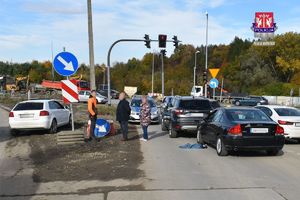 skrzyżowanie ul. Sobieskiego z Zakopianką i stojące tam pojazddy po kolizji