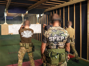 kontrterroryści podczas zajęć na strzelnicy