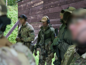 kontrterroryści podczas zajęć na strzelnicy