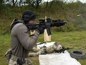 kontrterroryści podczas zajęć na strzelnicy