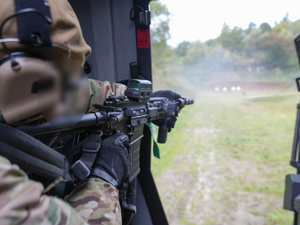 policjant strzela do tarcz