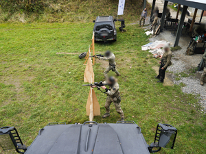 kontrterroryści podczas zajęć na strzelnicy