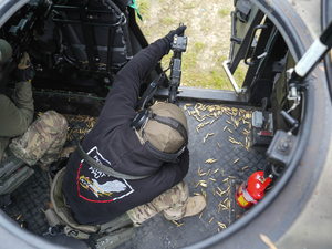 policjant strzela z wnętrza wozu opancerzonego