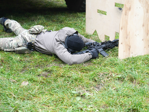 kontrterrorysta prowadzi ogień do celów na strzelnicy