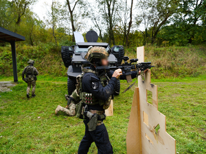 kontrterroryści podczas zajęć na strzelnicy