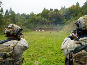 kontrterroryści podczas zajęć na strzelnicy