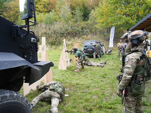 kontrterroryści podczas zajęć na strzelnicy
