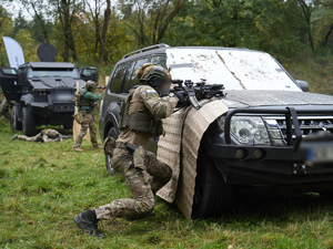kontrterroryści podczas zajęć na strzelnicy
