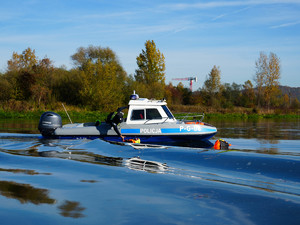 policjant podejmuje poszkodowanego z wody