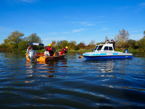 policjanci oraz ratownicy wodni podejmują poszkodowanych z wody