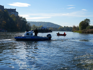 Motorówka policyjna, w tle atrapa samolotu