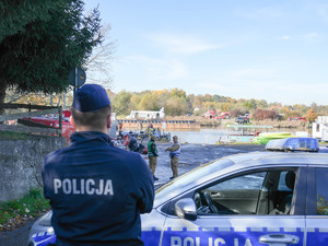 policjant zabezpiecza ćwiczenia