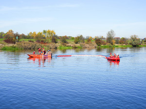 strażacy prowadzą działania na wodzie