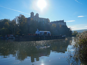 Widok na klasztor w Tyńcu na Wiśle atrapa samolotu oraz strażacy grający poszkodowanych