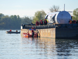 strażacy podejmują poszkodowanych