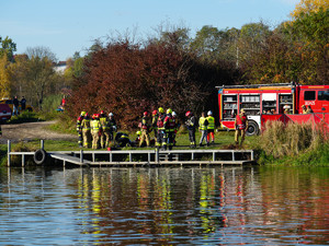 strażacy podejmują poszkodowanych