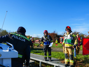 policjant rozmawia ze strażakiem