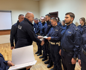 Komendant wręcza akty mianowania na wyższe stopnie służbowe