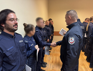 Zastępca Komendatna gratuluje policjantowi