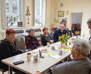 Dzielnicowy podczas spotkania z seniorami