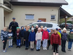 Zdjęcie grupowe policjanta i dzieci