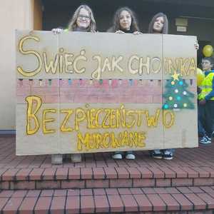 dziewczynki stoją i trzymają baner z napisem