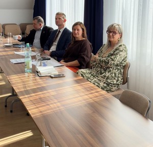 czwórka ludzi siedzących przy stole