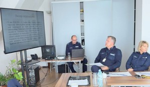 dwóch policjantów oraz policjantka