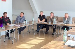 mężczyźni siedzący przy stole