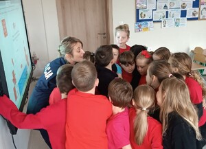 umundurowana policjantka w otoczeniu dzieci