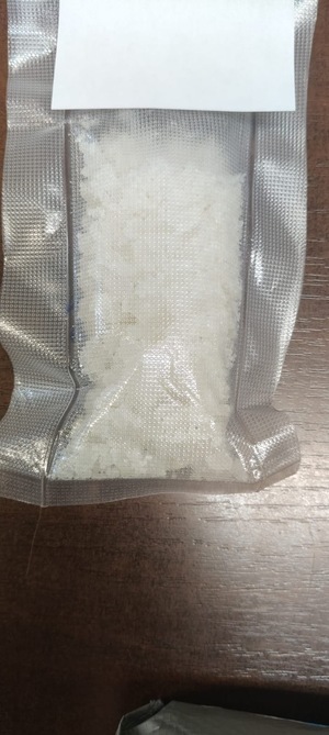 worek z białymi kryształkami mefedronu