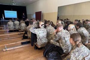 I Zastępca Komendanta KMP Kraków w trakcie prelekcji pokazuje prezentację