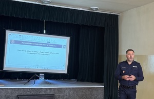 Komendant i jedna z kart prezentacji