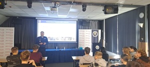 Komendant w czasie prelekcji odpowiada na pytania